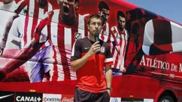 <b>NOVEDAD. </b>El capitán rojiblanco, delante del nuevo autobús.