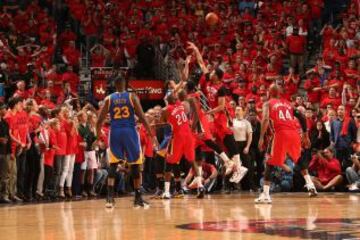 Stephen Curry lanza el triple para empatar el encuentro ante los New Orleans Pelicans de playoffs.