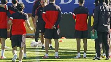 <b>CHARLA EN EL ENTRENAMIENTO. </b>Ortega y Simeone, en el momento de la charla previa del entrenamiento de ayer. El Atlético no quiere sorpresas esta tarde y buscará una nueva victoria europea, esta vez ante el Viktoria Plzen.