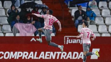 28-10-24. JUAN OTERO, DELANTERO DEL SPORTING, CELEBRA SU GOL AL ALBACETE, SEGUIDO POR GASPAR.