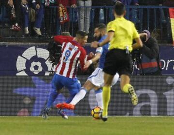 Siovas hace penalti a Fernando Torres. 