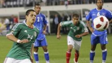 México vence con un triplete de Chicharito