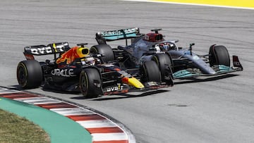 Max Verstappen (Red Bull RB18) y George Russell (Mercedes W13). Barcelona, Espa&ntilde;a. F1 2022.