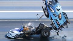 Una explosión en el coche de Blake Alexander hace que salga despedida, de forma espectacular, la carrocería de fibra de carbono del automóvil durante las finales de la NHRA, en Las Vegas Motor Speedway. Pese a las llamas y a lo aparatoso del incidente, todo quedó en un susto y Alexander resultó milagrosamente ileso. 