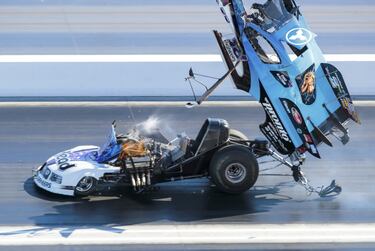 Una explosión en el coche de Blake Alexander hace que salga despedida, de forma espectacular, la carrocería de fibra de carbono del automóvil durante las finales de la NHRA, en Las Vegas Motor Speedway. Pese a las llamas y a lo aparatoso del incidente, todo quedó en un susto y Alexander resultó milagrosamente ileso. 