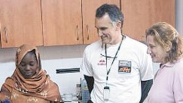 <b>GENEROSOS. </b>Los doctores Mir y Delinque, junto a una nativa.