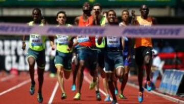 Nijel Amos, de Botswana, camino del triunfo en los 800 metros de Eugene, en los que Rudisha (derecha) termin&oacute; s&eacute;ptimo. 