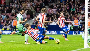 Falló Julián Alvarez ante un paradón de Ryan, pero el balón quedó muerto en el área pequeña, el cual empujó el oportuno francés. Doblete entrando desde el banquillo.