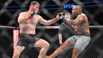 Daniel Cormier golpea a Stipe Miocic durante el UFC 226.