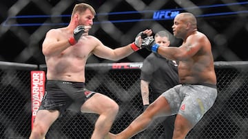 Daniel Cormier golpea a Stipe Miocic durante el UFC 226.