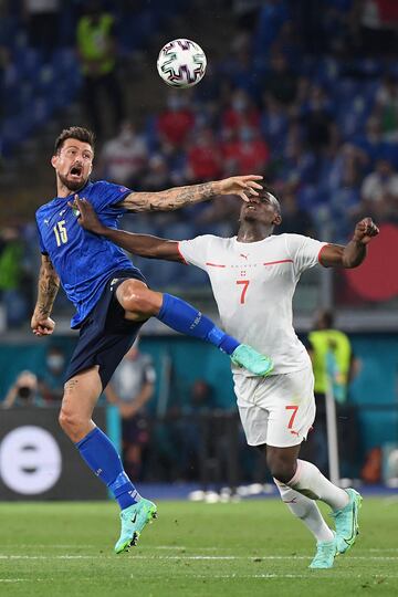 Francesco Acerbi con Breel Embolo.