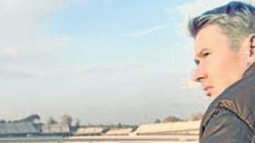 <b>AL PIE DE LA NUEVA CHICANE. </b>Mika quiso ver ayer de primera mano como trazan los F-1 de 2006.