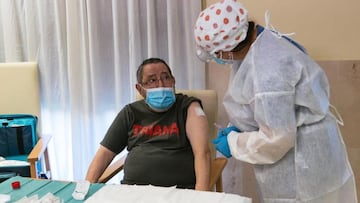 El primer vacunado en Extremadura arrasa en la red a sus 72 años por la camiseta que llevó