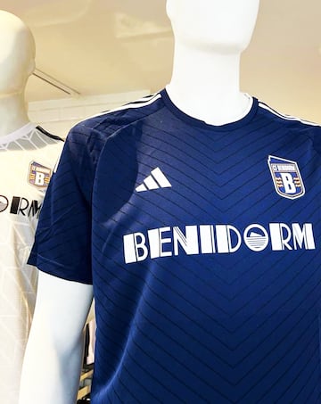 Así son las camisetas oficiales del Benidorm. La azul, es la primera equipación. Y la blanca, la segunda. 