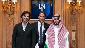 Federico Pastorello, director ejecutivo de P&P, junto a Simone Inzaghi, en el centro, y Fahad bin Nafel, presidente del Al-Hilal.