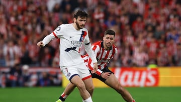 Soccer Football - UEFA Champions League - Athletic Bilbao v Paris St Germain - San Mames, Bilbao, Spain - December 10, 2025 Paris St Germain's Khvicha Kvaratskhelia in action with Athletic Bilbao's Jesus Areso REUTERS/Albert Gea