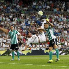 Doblete fantástico de James, tiro libre y chilena al Betis