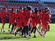 LEON, 30/12/25 Entrenamiento de Cultural y Deportiva Leonesa , hoy en el estadio Reino de León,donde acudieron alrededor de 2000 aficionados