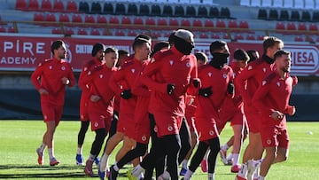 LEON, 30/12/25 Entrenamiento de Cultural y Deportiva Leonesa , hoy en el estadio Reino de León,donde acudieron alrededor de 2000 aficionados