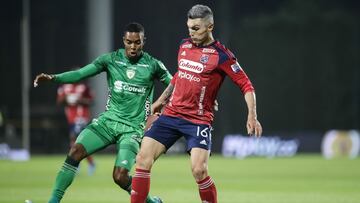 BOGOTÁ, 15 de febrero de 2023.- El jugador David Camacho (i) de Equidad disputa un balón con Daniel Torres (d) de Independiente Medellin en la 1 fecha de la liga BetPlay I 2023 en el estadio Metropolitano de Techo. (Colprensa-John Paz).