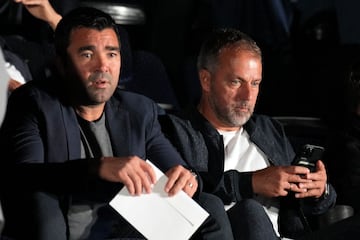 Anderson Luis de Souza 'Deco', director deportivo del FC Barcelona junto a y el entrenador azulgrana, Hansi Flick.