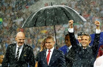 El presidente de la FIFA Gianni Infantino junto a Vladimir Putin y Emmanuel Macron en la celebración de la Final del Mundial de Rusia.