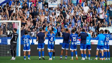 VITORIA , 01/09/2024.- Los jugadores del Alavés celebran su victoria en el partido de LaLiga entre el Alavés y la UD Las Palmas, este domingo en el estadio de Mendizorroza de Vitoria-Gasteiz. EFE/ADRIAN RUIZ-HIERRO