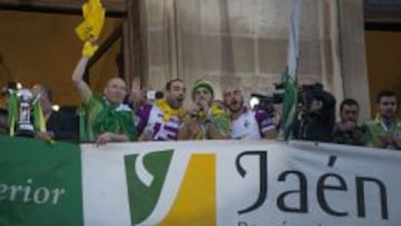Dani Rodríguez entrenador del Jaén en el balcón de Diputación donde hoy han celebrado su victoria ante el Barcelona fútbol sala.