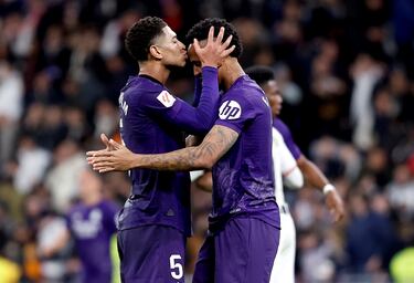 El regreso de Éder Militão 232 días después de su lesión. El defensa brasileño recibe un beso de Jude Bellingham por su vuelta a los terrenos de juego.