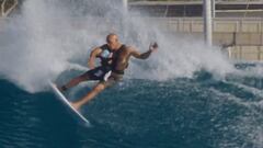 Kelly Slater con un bebé surfeando en el Surf Ranch de Lemoore (California) en junio del 2024.