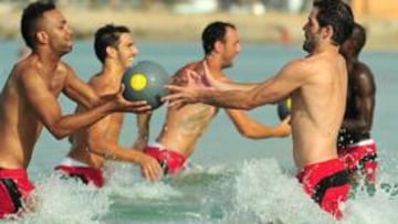 <b>EN LA PLAYA. </b>Caparrós ha incorporado la arena a sus entrenamientos.