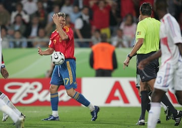 Ya con Luis Aragon¨¦s en el banquillo, cuenta con el gaditano para la lista del Mundial de Alemania 2006. Sin excesivo protagonismo en fase de grupos, entr¨® en el partido de octavos contra Francia sustituyendo a Villa.