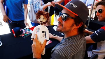 Fernando Alonso atendiendo a los aficionados en Montreal.