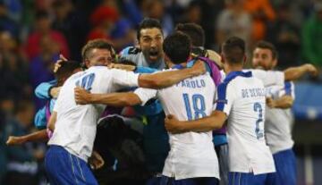 Los jugadores celebran el 2-0 de Pelle. 