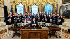 Tras ganar la medalla de oro, el equipo masculino de hockey de USA visita la Casa Blanca