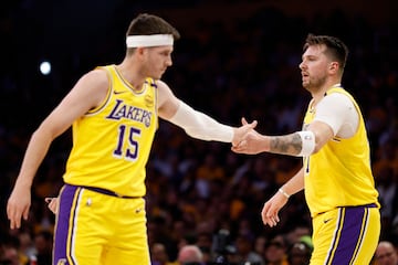 Luka Doncic junto a Austin Reaves durante el duelo entre Los Angeles Lakers y los Utah Jazz.