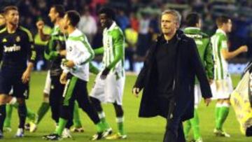 El entrenador del Real Madrid José Mourinho se encamina a los vestuarios tras la derrota encajada ante el Betis en el estadio Benito Villamarín.
