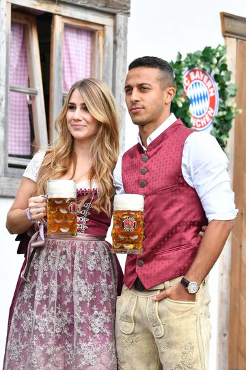 Thiago Alcántara y Julia Vigas.