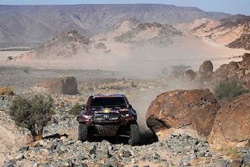 El piloto belga de Overdrive Racing, Guillaume De Mevius, y su copiloto francs Xavier Panseri conducen durante la etapa 11 del Rally Dakar 2024 entre Al-Ula y Yanbu.