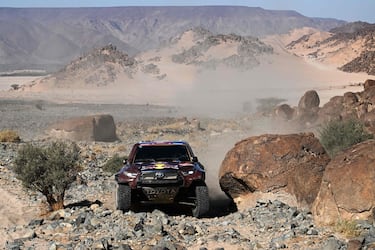 El piloto belga de Overdrive Racing, Guillaume De Mevius, y su copiloto francés Xavier Panseri conducen durante la etapa 11 del Rally Dakar 2024 entre Al-Ula y Yanbu.