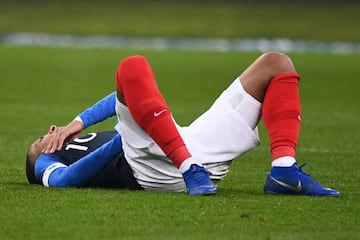 Mbappé down holding his injured shoulder