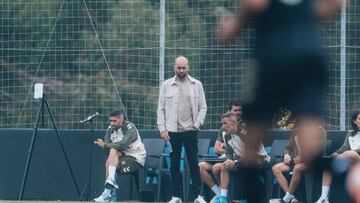 Claudio Giráldez, entrenador del Celta, sigue con atención el partido amistoso de su equipo contra el Nacional de Madeira.