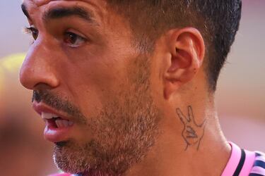 Un tatuaje en el cuello de Luis Suárez, del Inter Miami CF, durante el partido del grupo A de la Copa Mundial de Clubes de la FIFA 2025 entre el Al Ahly SC y el Internacional CF Miami.