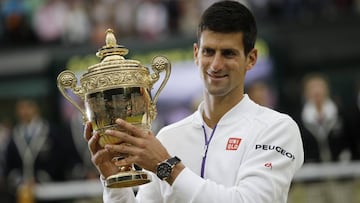 Novak Djokovic posa con el t&iacute;tulo de campe&oacute;n de Wimbldeon despu&eacute;s de ganar a Roger Federer en la final de 2015.