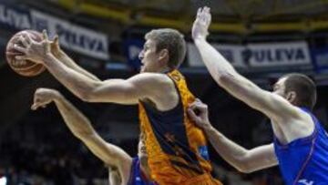 El ala pívot estadounidense del Valencia Basket, Justin Doellman, lucha por un rebote con el pívot esloveno del Tuenti Estudiantes, Uros Slokar