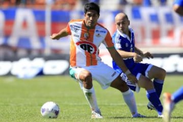 Juan Pablo Miño controla el balón en el campo de juego.