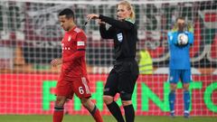 Refereein Bibiana STEINHAUS gives Thiago ALCANTARA (FCB) to understand, after replacing the place to go. Soccer 1. Bundesliga, 22 matchday, matchday22, FC Augsburg (A) -FC Bayern Munich (M) 2-3, 15/02/2019 in Augsburg / Germany, WWK AREN A  *** Local Capt