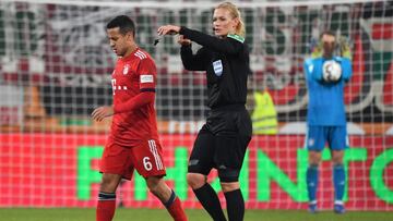 Refereein Bibiana STEINHAUS gives Thiago ALCANTARA (FCB) to understand, after replacing the place to go. Soccer 1. Bundesliga, 22 matchday, matchday22, FC Augsburg (A) -FC Bayern Munich (M) 2-3, 15/02/2019 in Augsburg / Germany, WWK AREN A *** Local Capt