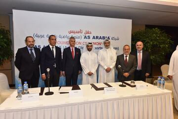 Manuel Mirat consejero delegado de PRISA y Abdullaltif Al Mahmoud director ejecutivo de Dar Al-Sharq Group en la firma del acuerdo con Juan Cantón director gerente de AS Alfredo Relaño director de AS y el embajador de España en Qatar Ignacio Escobar Guerrero.
