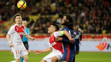 Radamel Falcao García lucha con el defensa central del Lyon